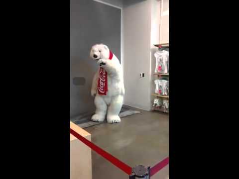 Urso da Coca-cola rouba a cena fazendo gracinhas em Las Vegas